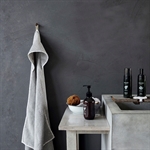 Meraki mini håndklæde grå på væg ved plejeprodukter - Fransenhome